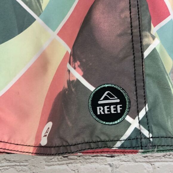 Reef.  Mens multi-color board shorts. Size 32 - Picture 2 of 4